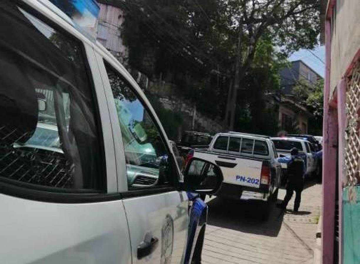 El cadáver del efectivo de la Policía quedó tirado en el lugar del ataque armado.