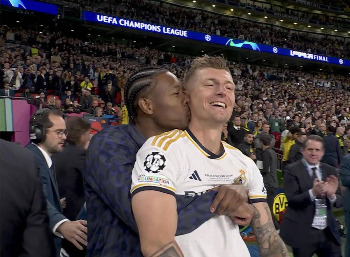 El cariñoso beso de David Alaba a Toni Kroos cuando el árbitro pitó el final del partido en Wembley.