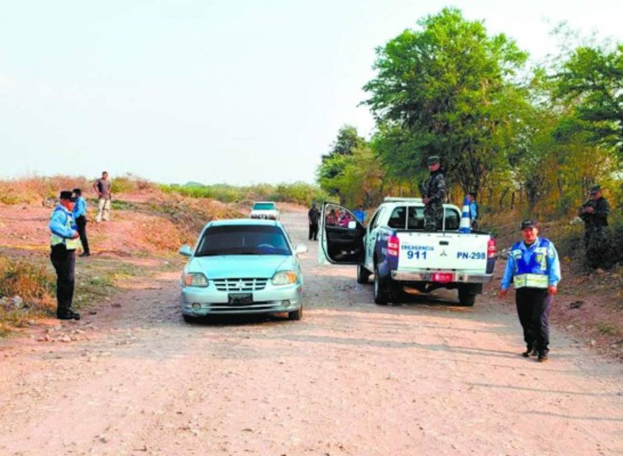 El pasado lunes se confirmó que había un mexicano entre las víctimas ultimadas dentro de vehículo. La Policía halló a dos personas muertas dentro de un vehículo en una calle solitaria, cerca de la colonia Villa María, en la periferia de la ciudad de Comayagua. Los fallecidos son Alexis José Gonzales Laínez, (de 27 años) y Romualdo González Hernández, de 52 años, este último oriundo de Chilpancingo de los Bravo, en el estado de Guerrero, México.<br/><br/>Los dos hombres fueron hallados ejecutados a disparos a las 5:00 pm del domingo dentro del carro marca Hyundai Accent, color azul, con placas PDG 1059. Familiares de Alexis José dijeron que él había viajado a México por motivos de paseo junto a su esposa, pero que desconocían a qué había regresado a Honduras.<br/>