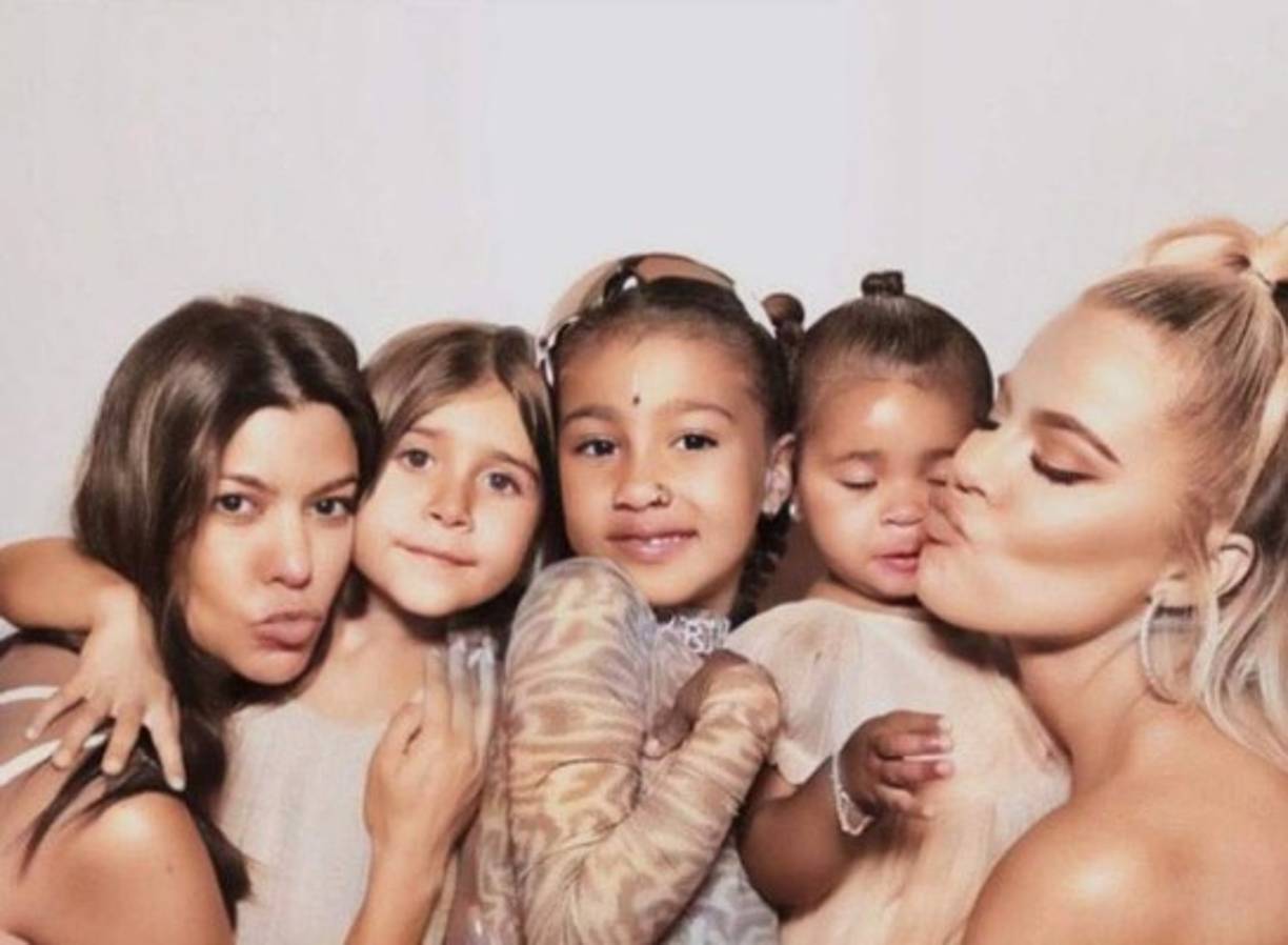 Para evitar las criticas negativas en sus redes la hermana de Kylie Jenner ha salido a aclarar que no dejó que su hiza se hiciera una perforación.<br/><br/>'Alerta para todos: el de la nariz es un pendiente falso', ha afirmado en sus redes.