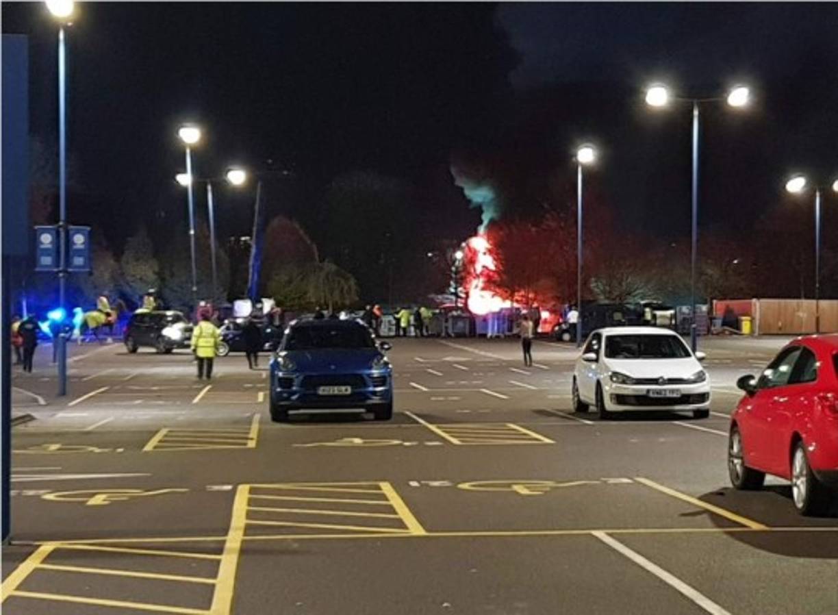 El mundo del fútbol está en vilo. El helicóptero de Vichai Srivaddhanaprabha, dueño del Leicester, se estrelló este sábado en los aledaños del King Power Stadium. A estas horas aún se desconoce si el propietario del club iba a bordo o no.