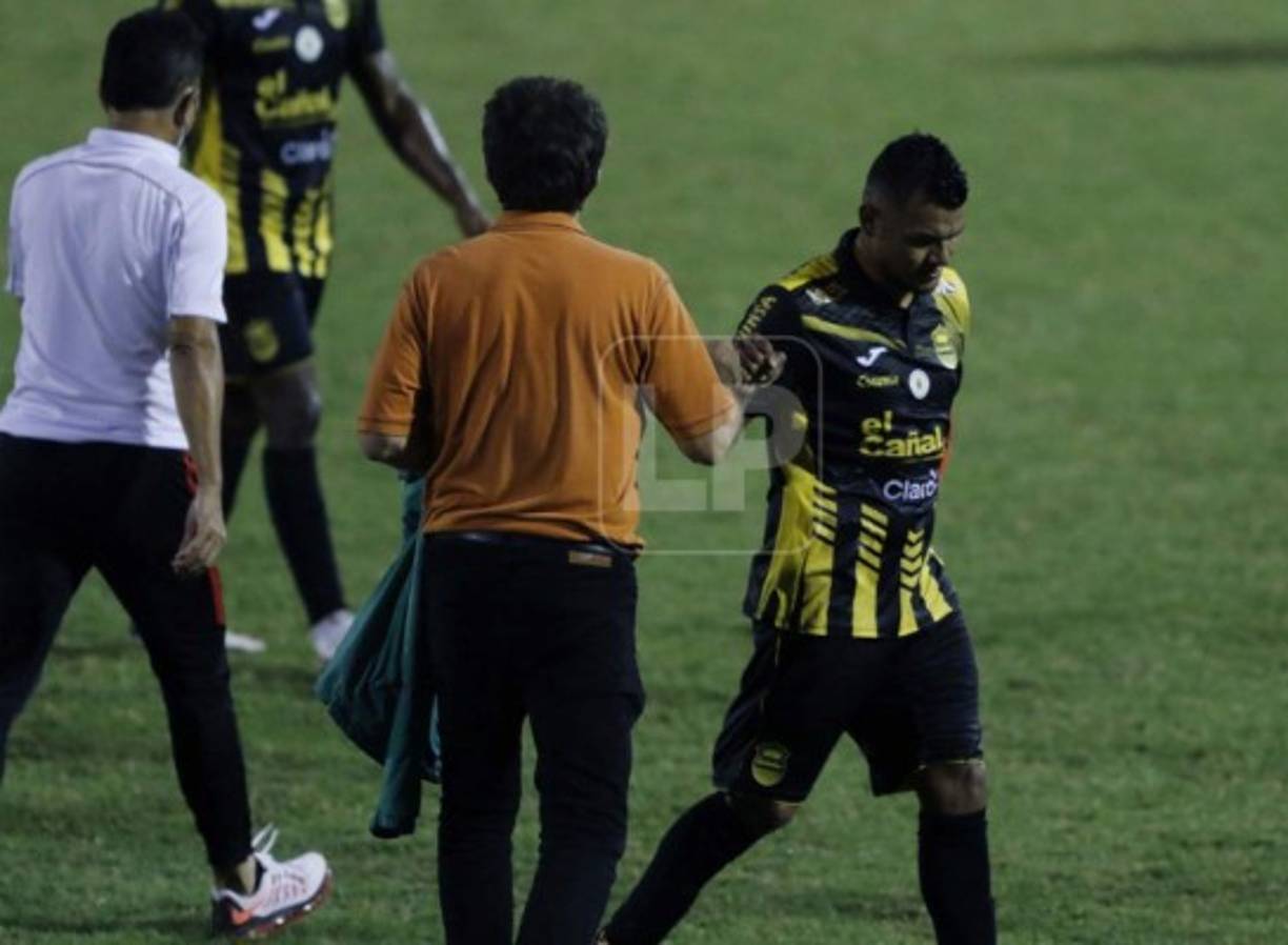 Tras el pitazo final de la primera parte, Héctor Vargas se saludó con el volante Mario Martínez del Real España.