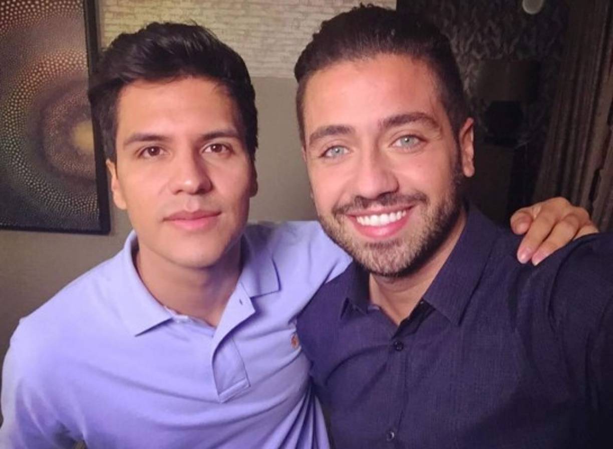 La entrevista fue hecha por el periodista Borja Voces, del programa 'Primer Impacto', tras descubrir 'el secreto' del cantante.