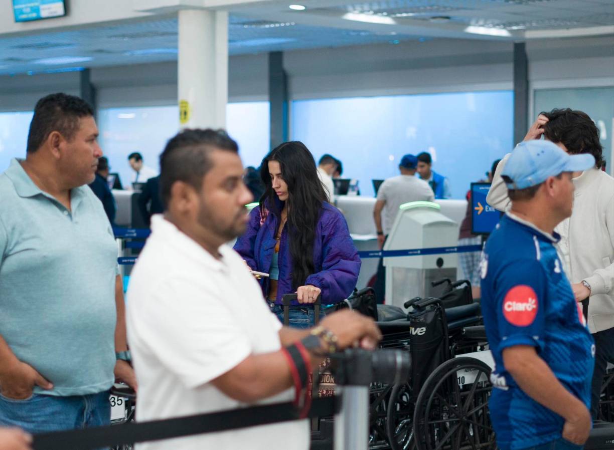 Bárbara de Regil arribó el viernes en horas del mediodía a San Pedro Sula y venía en el mismo vuelo del Motagua, equipo que aterrizó tras la hazaña de haber eliminado al Pachuca de la Liga de Campeones de Concacaf,