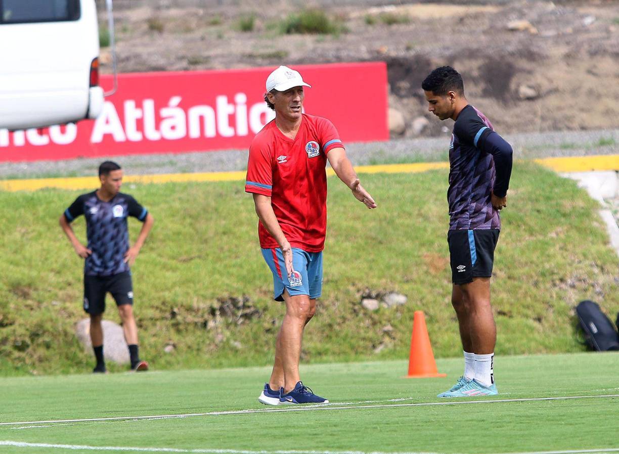 Pedro Troglio no quiere sorpresas y así dio instrucciones a varios jugadores de manera individual Carlos Pineda fue uno de los elegidos este día.