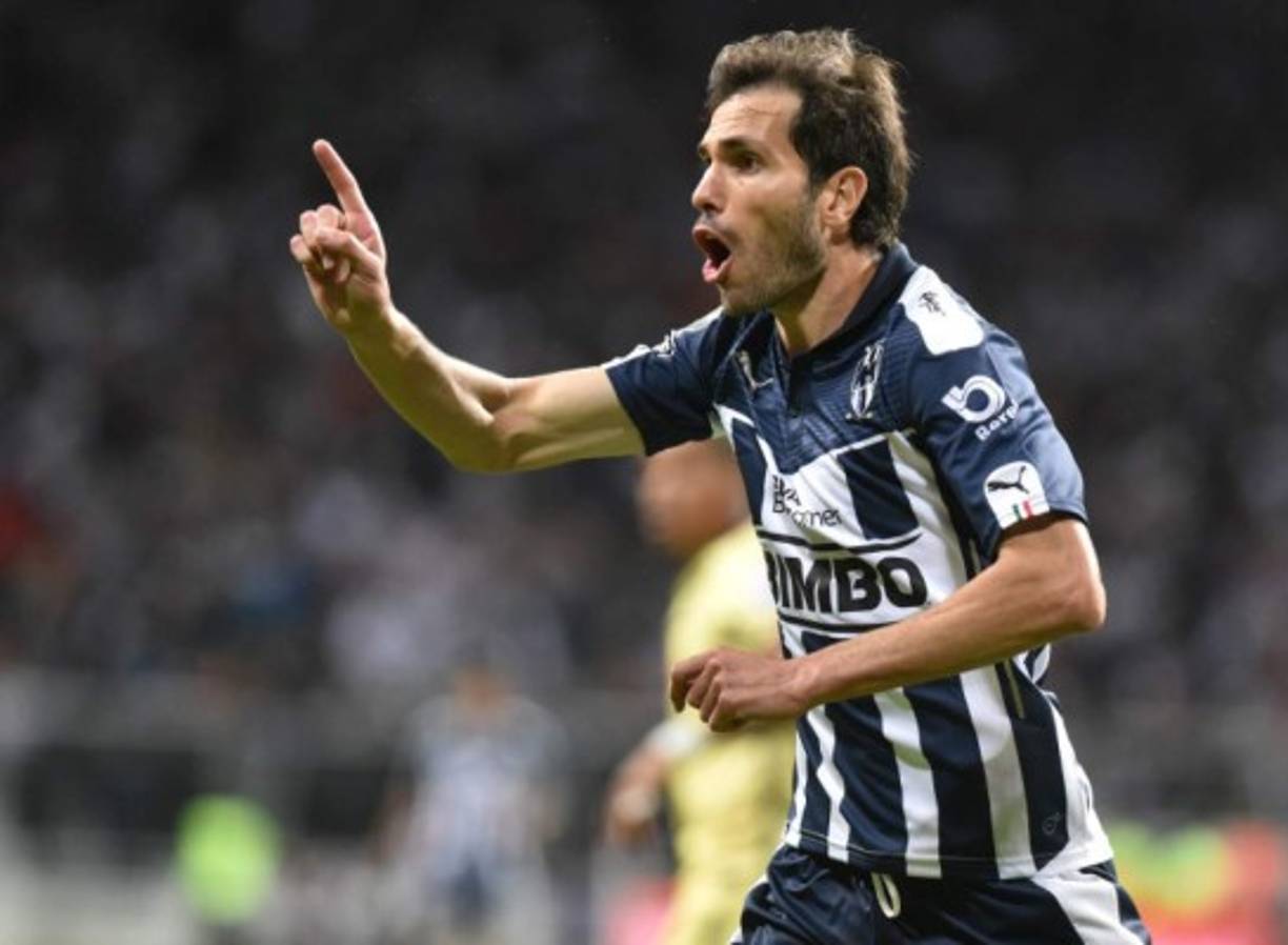 El zaguero argentino José Basanta, nacionalizado mexicano. Uno de los claves en la zaga central, jugó anteriormente en la Fiorentina y Estudiante de La Plata.