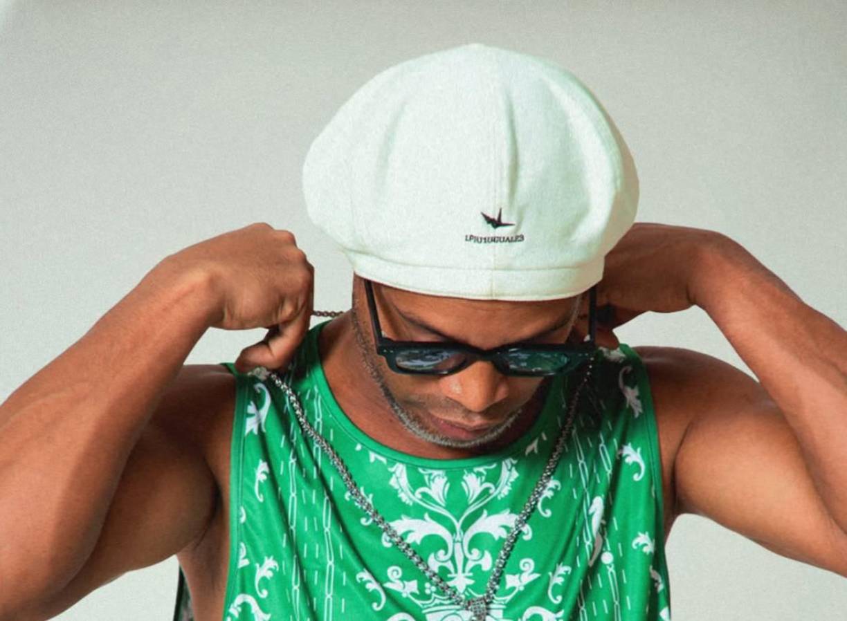 El histórico jugador brasileño de 44 años de edad mantiene un particular beneficio económico .