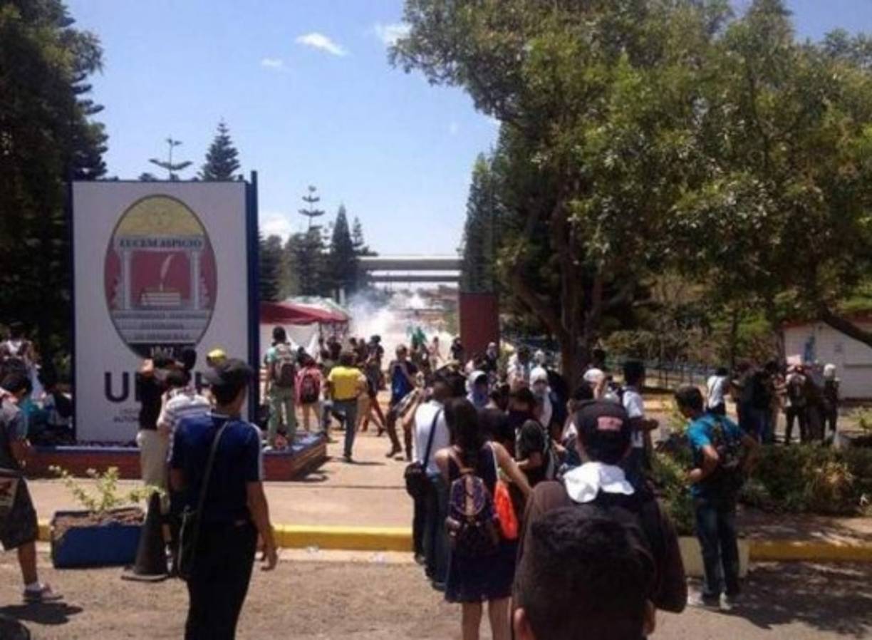 Un grupo de estudiantes que protestaba frente a los accesos de la Universidad Nacional Autónoma de Honduras (UNAH) en Tegucigalpa fueron desalojados por la Policia Nacional.