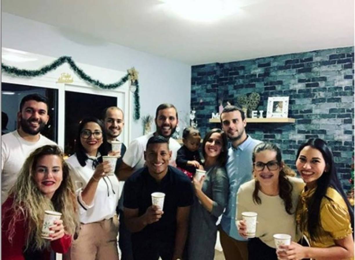 El mediocampista hondureño Bryan Acosta en la isla de Tenerife disfrutando en familia y amigos.