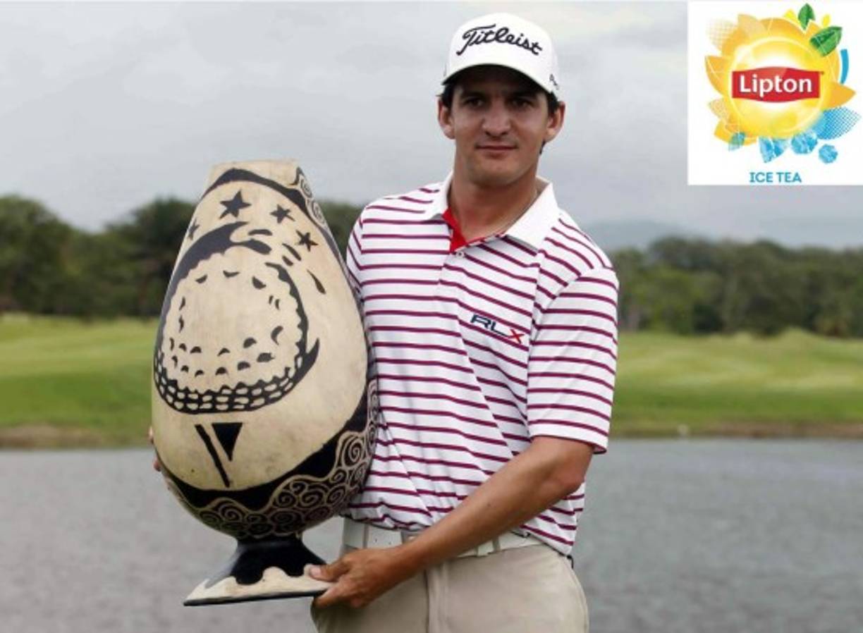 Felipe Velázquez posando con su trofeo de campeón del Honduras Open. Foto Delmer Martínez