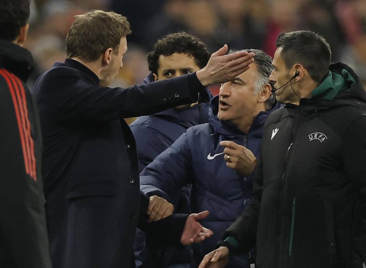 Julian Nagelsmann y Christophe Galtier discutieron tras una falta contra Nuno Mendes, que pedía atención.