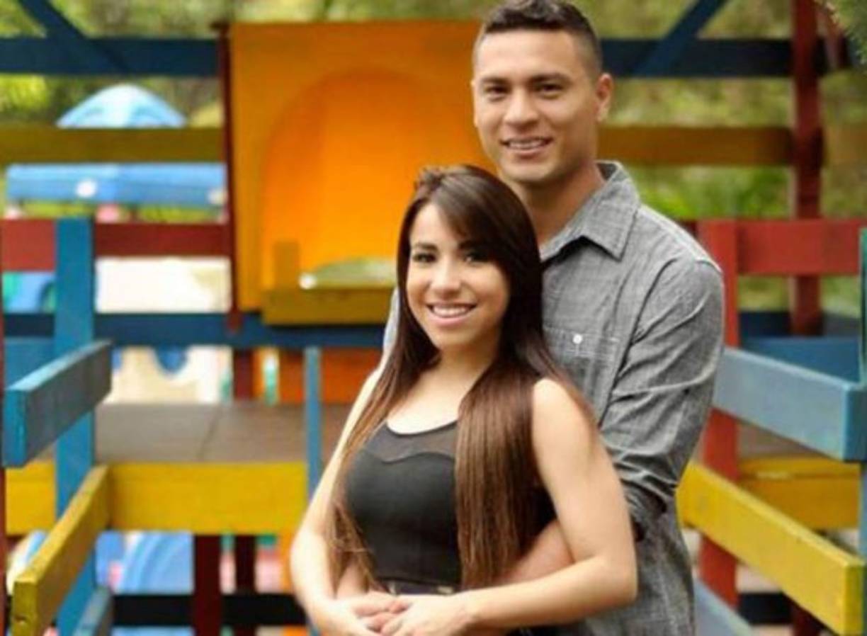 El portero Marlon Licona del Motagua junto a su esposa.