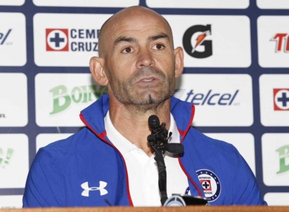 Paco Jémez:El entrenador español del Cruz Azul de México estaría en la cuerda floja tras su mala temporada, la noche del martes fue eliminado del torneo de Copa ante Morelia.