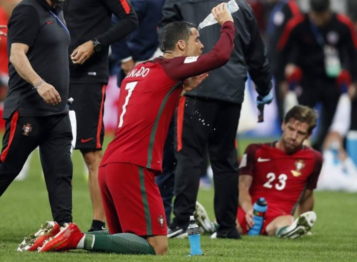 CDA048. KAZÁN (RUSIA), 28/06/2017.- Cristiano Ronaldo de Portugal se refresca hoy, miércoles 28 de junio de 2017, durante un partido entre Portugal y Chile parte de la Copa Confederaciones 2017 en el estadio Kazan Arena en Kazán (Rusia) EFE/YURI KOCHETKOV