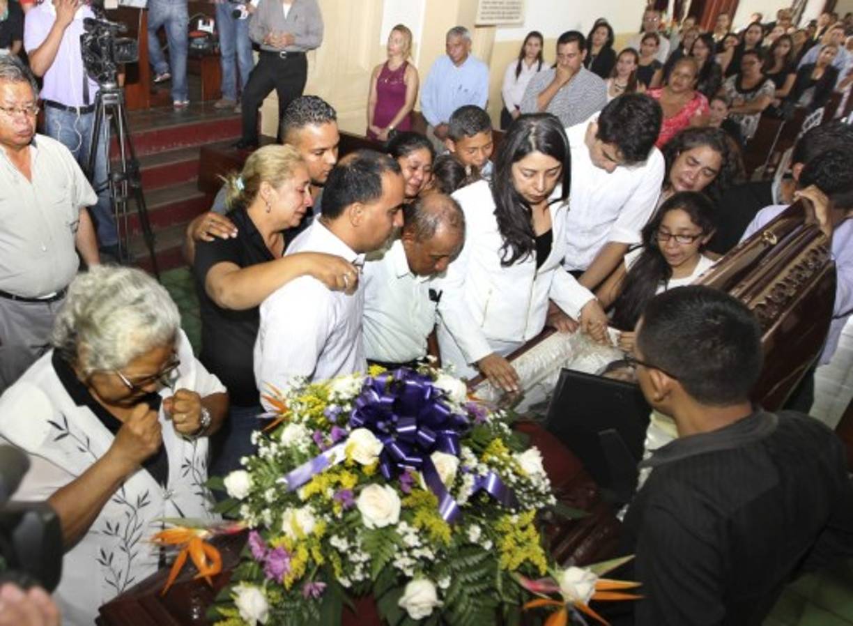 La esposa y los familiares del asesinado abogado Eduardo Montes pidieron durante el funeral del profesional del derecho no crear más violencia en Honduras.