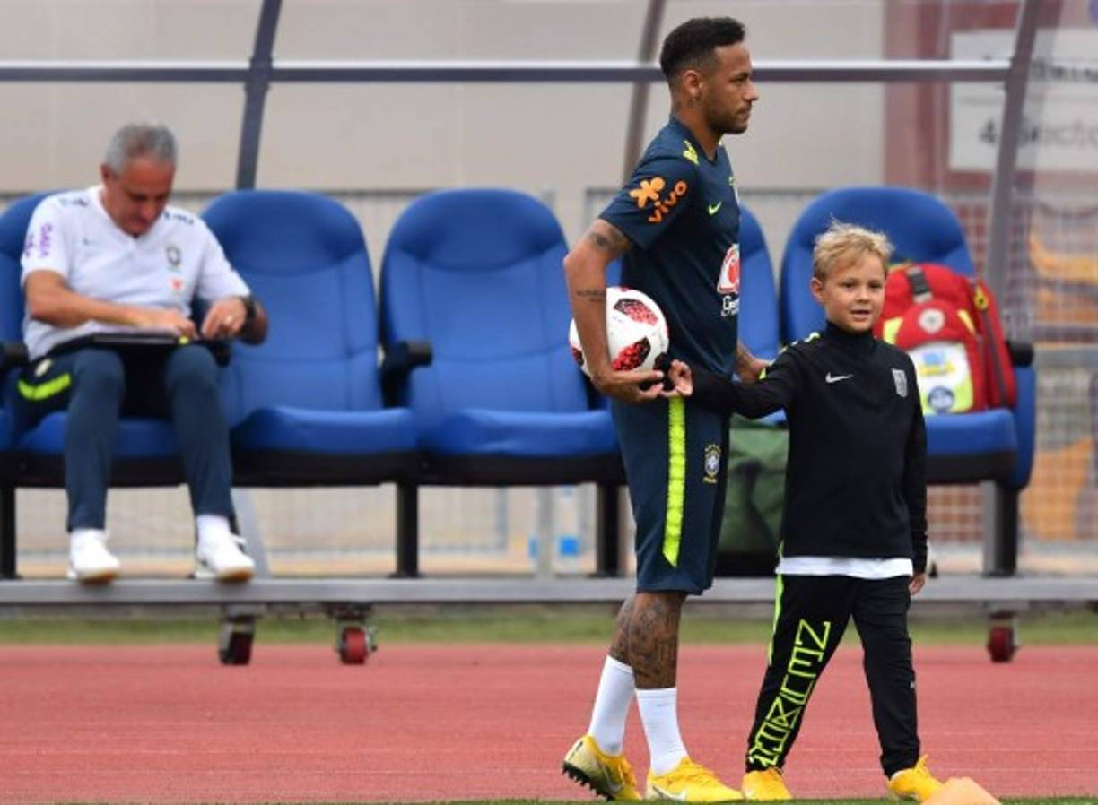 Davi Lucca es el hijo de Neymar y hoy ha sido protagonista en la práctica de la Selección de Brasil en Sochi.