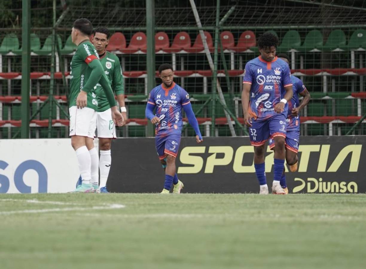 Apenas en el minuto 7 del partido, Carlos Róchez sorprendió a la defensa verdolaga y clavó el primer tanto de la tarde.