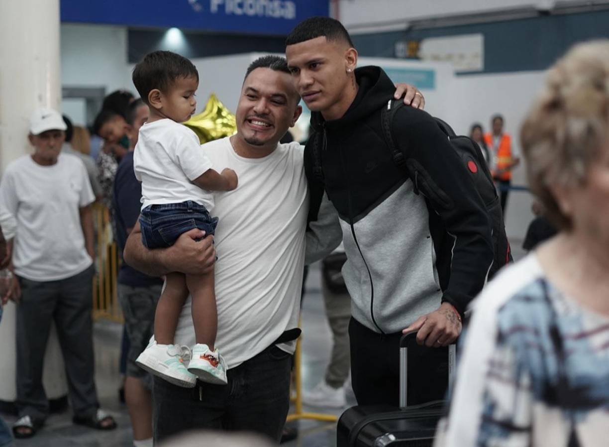 El mediocampista de la Selección de Honduras fue muy solicitado en el aeropuerto sampedrano.
