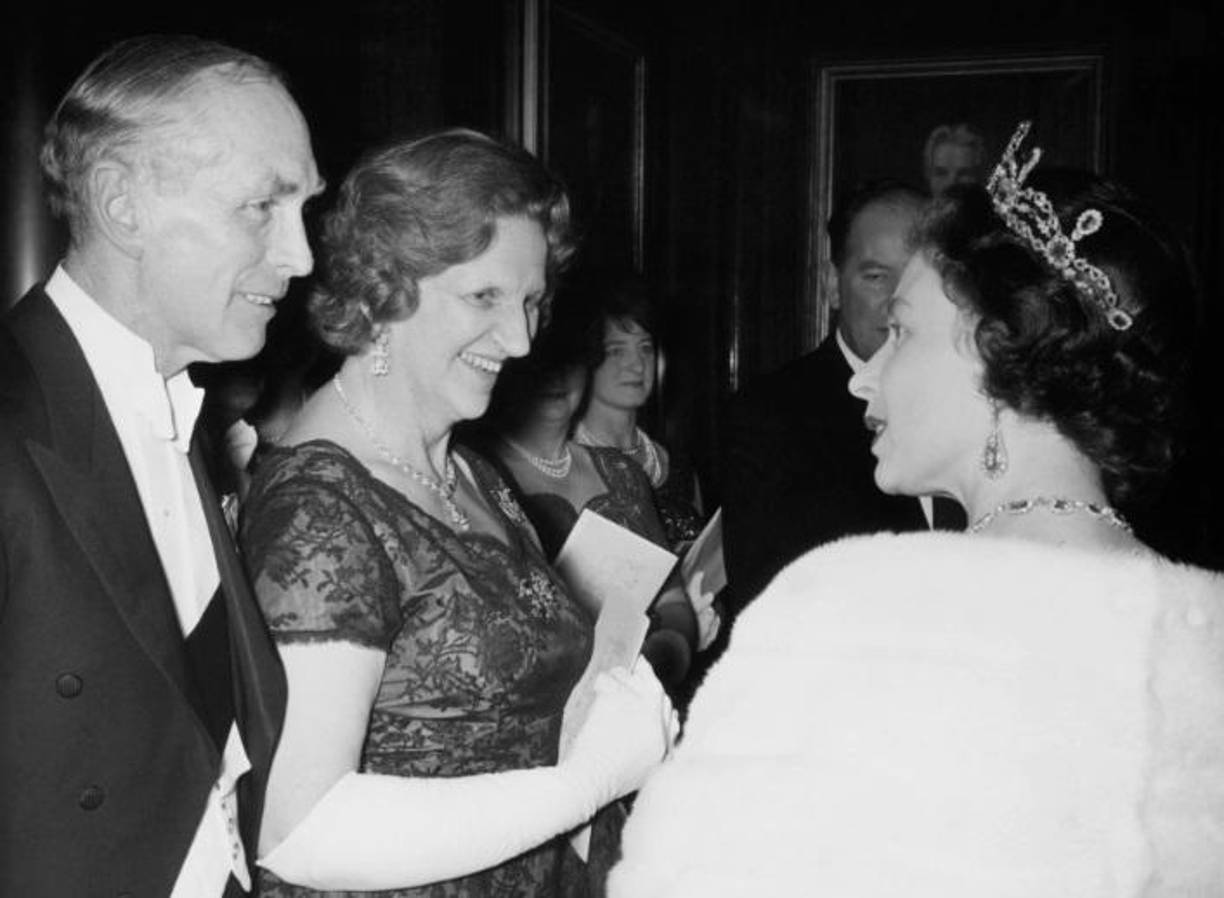 Alec Douglas-Home, conservador (1963-1964) era miembro de la Cámara de los Lores y muy cercano a la familia real. Su mandato apenas duró un año tras la victoria del Partido Laborista en las elecciones generales. l