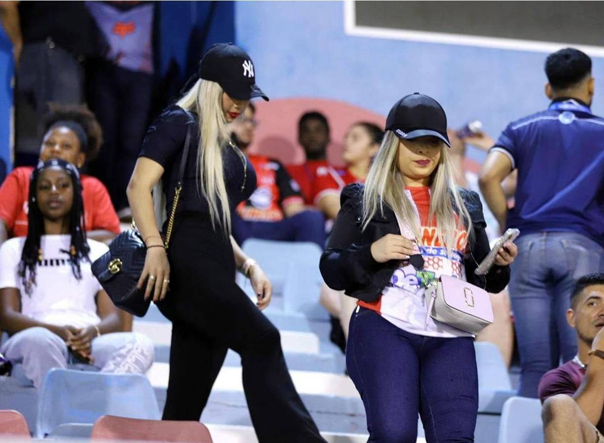 Ellas fueron sensación en las gradas del estadio Ceibeño. Dos bellas rubias que adornaron el Clásico.