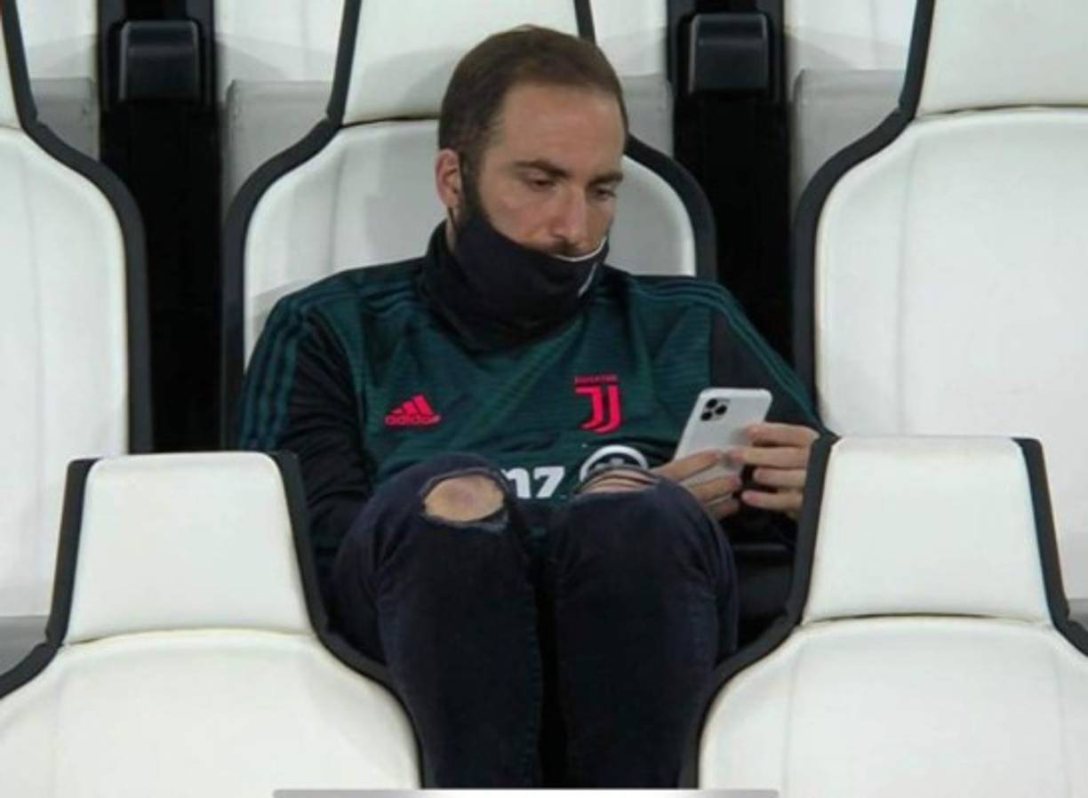Mientras el partido se disputaba, así estaba Gonzalo Higuaín en las gradas del estadio. El argentino se aburrió y se puso a ver el celular. No tuvo participación contra el Milan.
