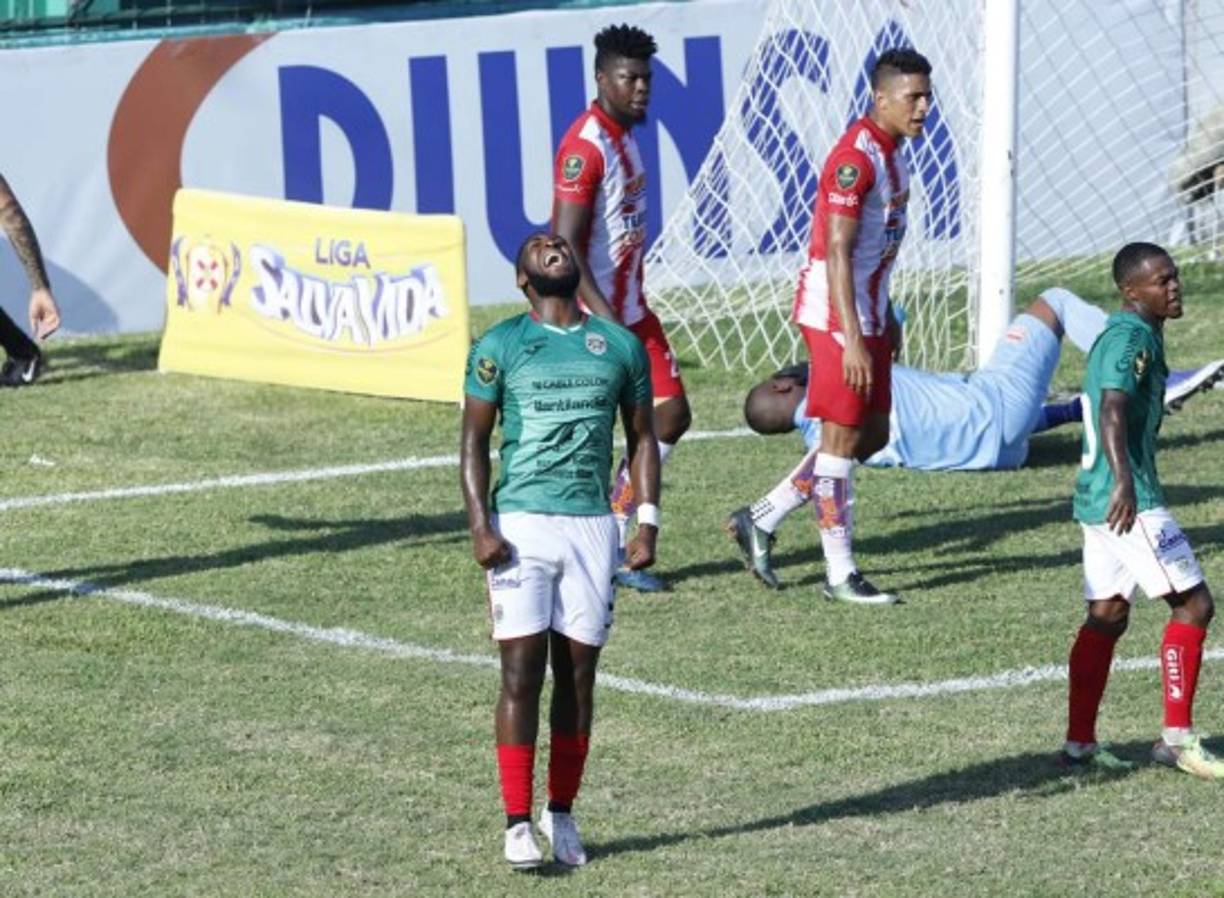 Cristian Moreira, del Marathón, se lamenta tras una ocasión fallada.