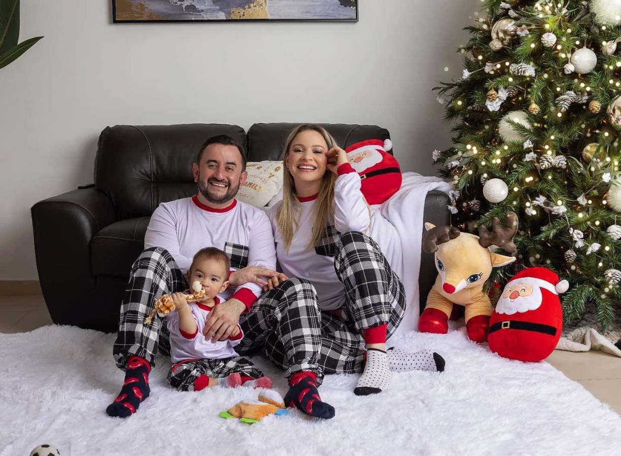 Keyla Martínez, quien desde hace un tiempo se alejó de las pantallas, publicó una fotografía en su cuenta de Facebook, acompañada de su esposo y su pequeño hijo. 