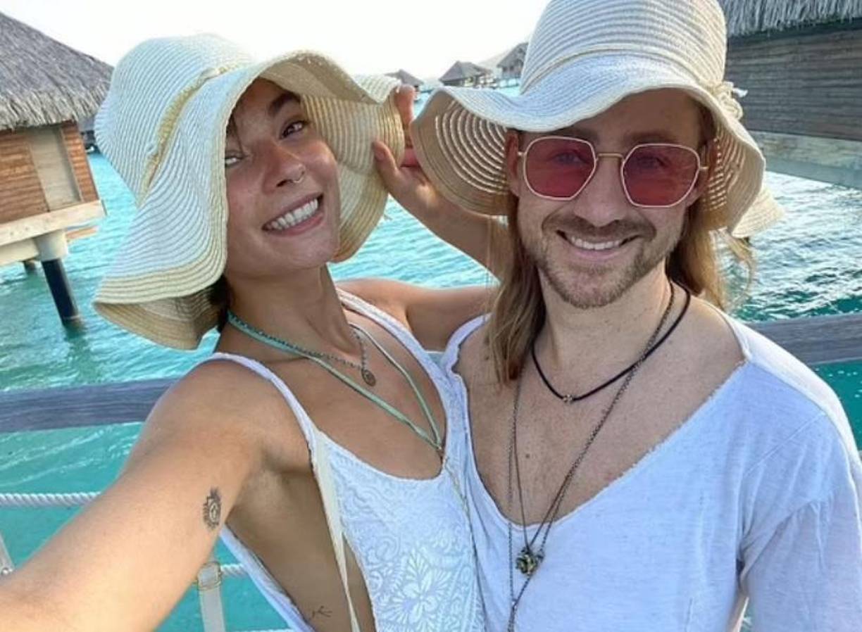 “La gente ha estado compartiendo videos increíbles que tienen con mi esposa, y eso simplemente le devuelve la energía, y sé que nunca volveré a verla, besarla o tocarla”, dijo el joven viudo.