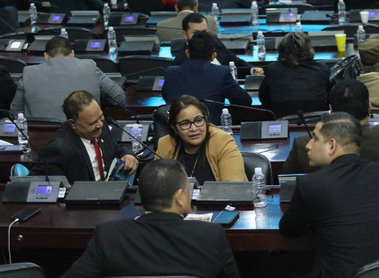 Desde anoche cabildeaban las bancadas. La elección podría extenderse dos semanas. 