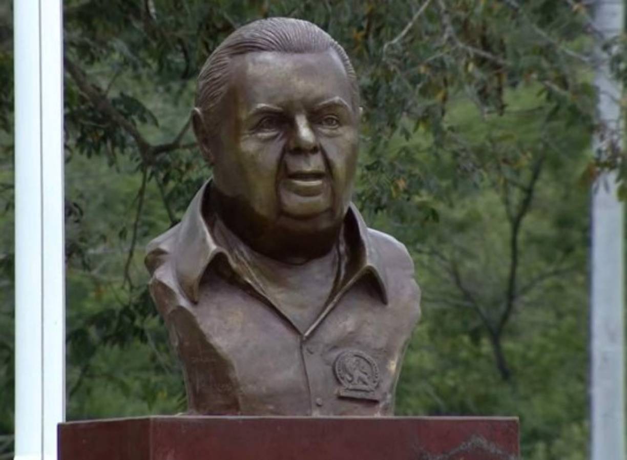 El Centro de Alto Rendimiento cuenta con un busto en honor a José Rafael Ferrari, el presidente más laureado en la historia del Olimpia.
