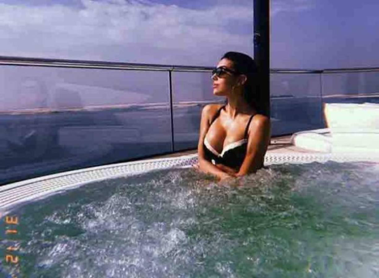 Georgina Rodríguez cautivó en las redes sociales con esta imagen para despedir el 2018. En la foto aparece mirando al mar en bikini y disfrutando de un baño de burbujas en un jacuzzi.