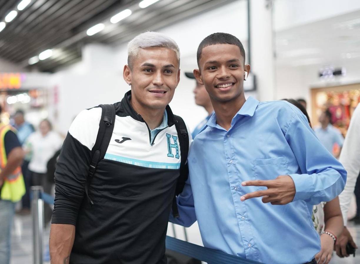 Andy Nájar posando con un aficionado en el Aeropuerto Internacional Ramón Villeda Morales de San Pedro Sula.