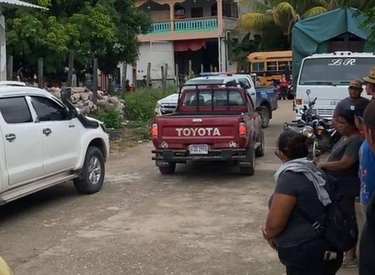La madre del joven llegó a la escena para reconocer el cadáver. Entre lágrimas y sollozos, dijo que su hijo no tenía enemigos y era quien le ayudaba con la alimentación y medicinas. 