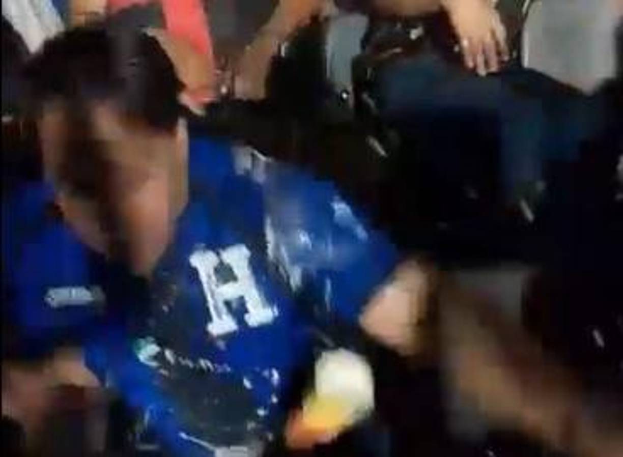 Además, del altercado de Mejía con el aficionado, también se registraron otros altercados durante el partido que Honduras perdió de local (2-1) contra la Selección de Jamaica, duelo disputado por la Liga de Naciones de Concacaf. 