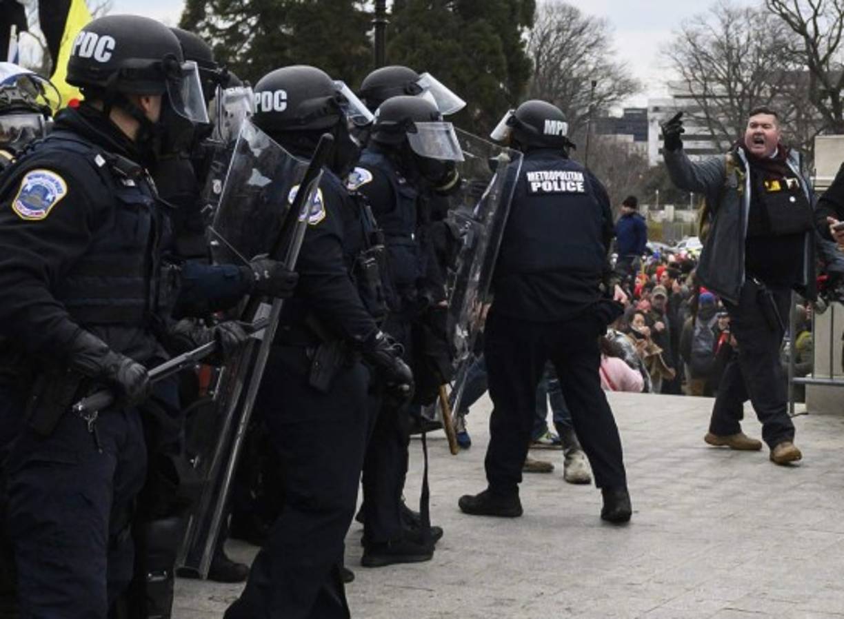 Medios locales afirmaron que los agentes de policía removieron las barreras de protección para dar paso a la enfurecida turba que vandalizó el Congreso.
