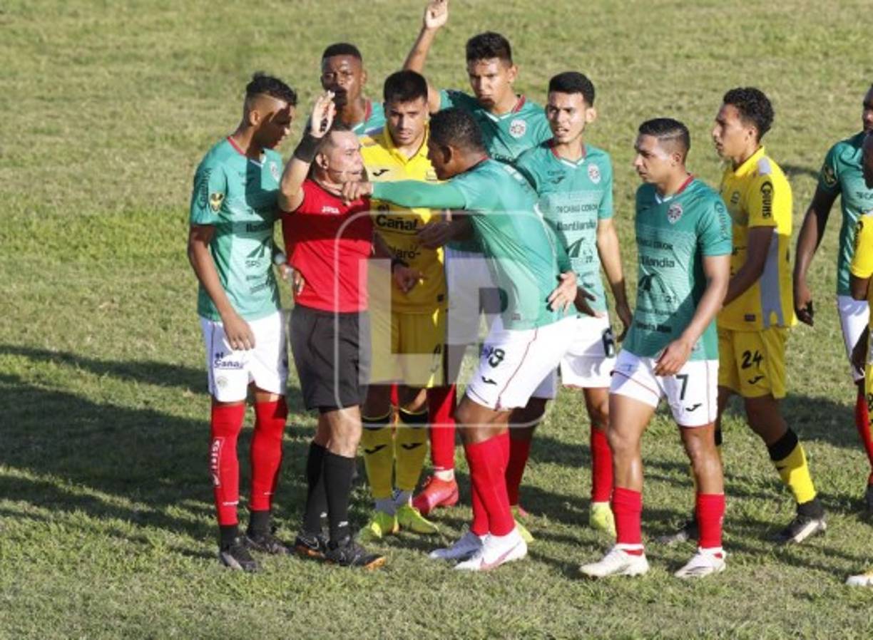 Reclamos de jugadores del Marathón al árbitro Héctor Rodríguez.