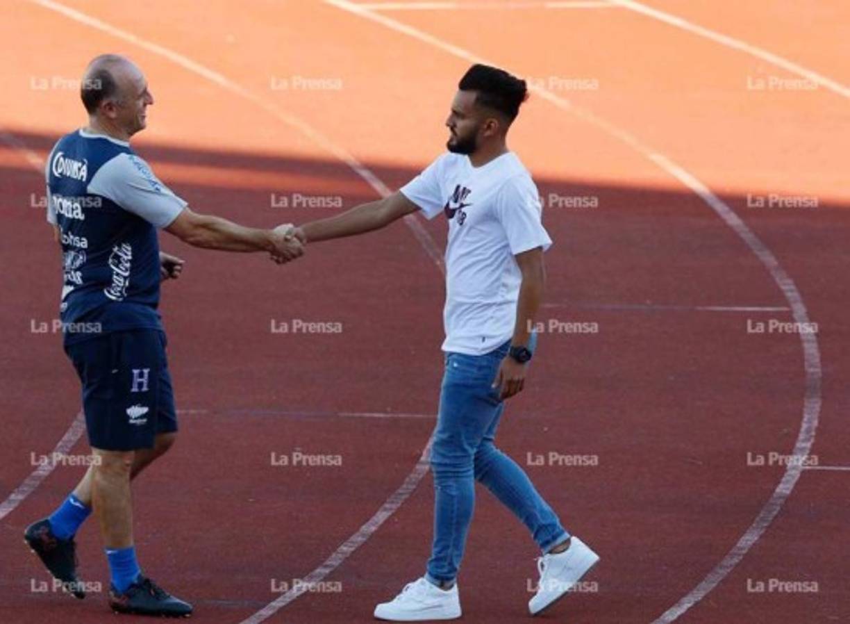 El mediocampista Jorge Álvarez llegó unos minutos después de haber comenzado el entrenamiento. Fabián Coito le dio la bienvenida.