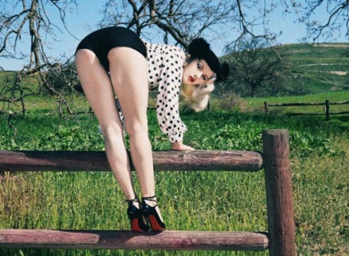 Miss Mosh también ha protagonizado el video musical de Pink 'Blow Me'.