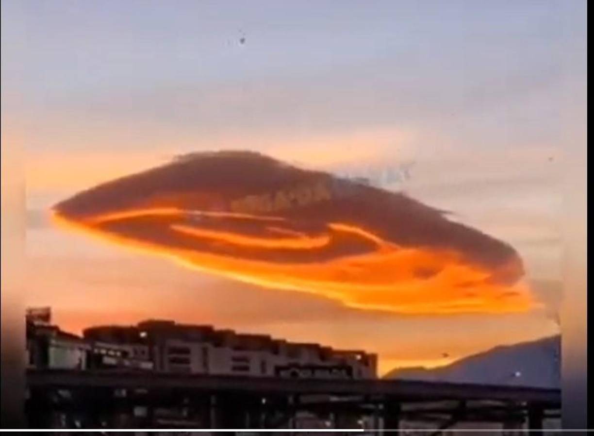 La nube se le lograron ver tonos que iban cambiando entre rojizo, naranja y amarillo, de forma ovalada, compuesta por dos anillos.