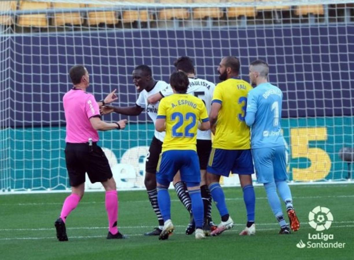 Diakhaby le explicaba al árbitro todo lo sucedido con Juan Cala del Cádiz.