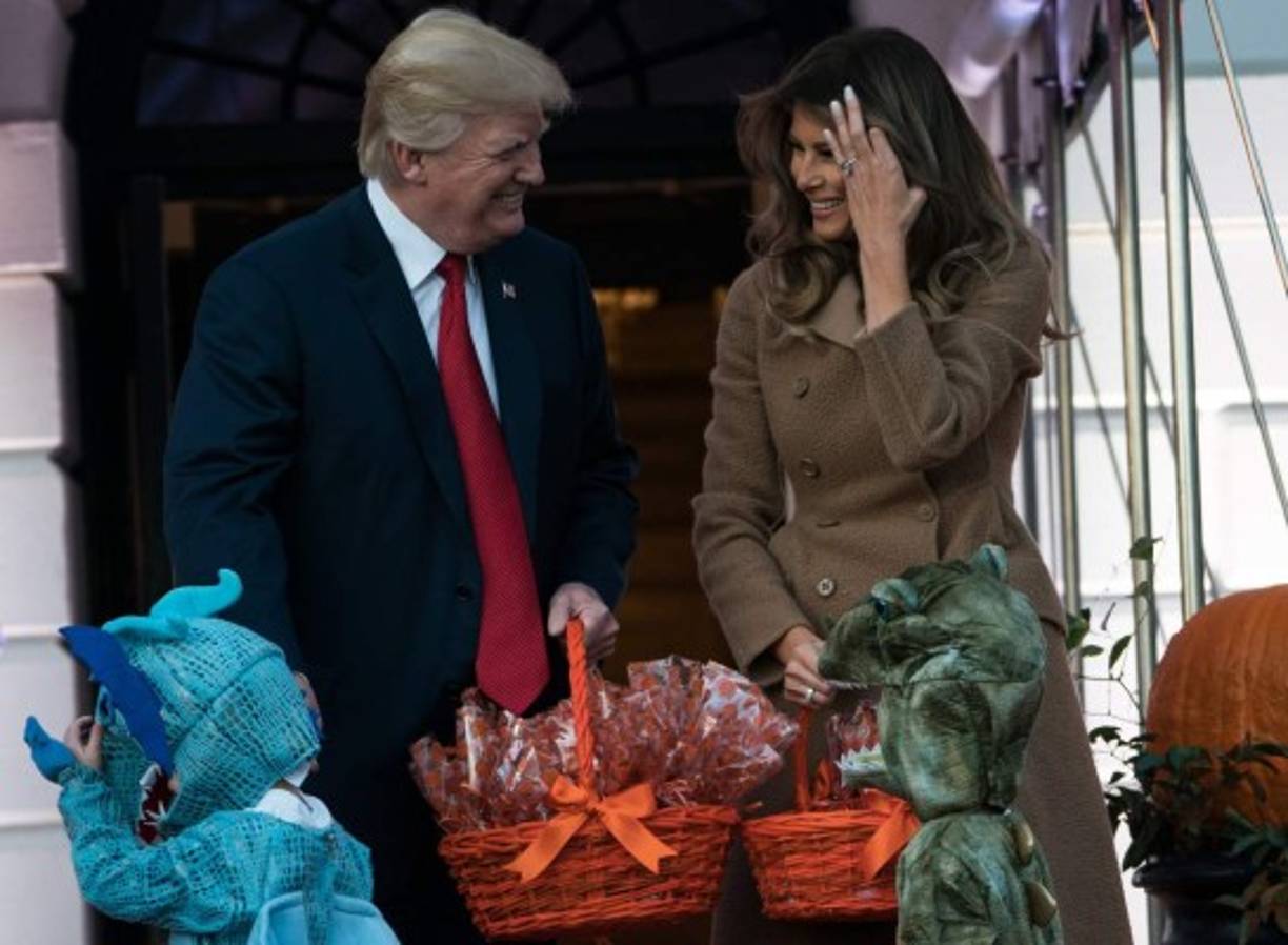 Donald y Melania Trump celebraron su primera Noche de Brujas en la Casa Blanca con una recepción para cientos de niños, en su mayoría hijos de militares estadounidenses.