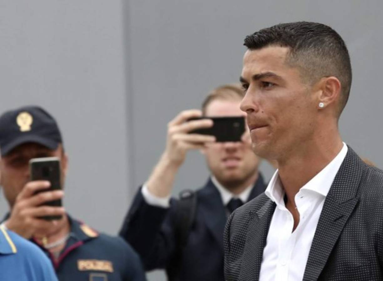 Los policías no se quedaron atrás y hasta le tomaron su respectiva foto a Cristiano Ronaldo.