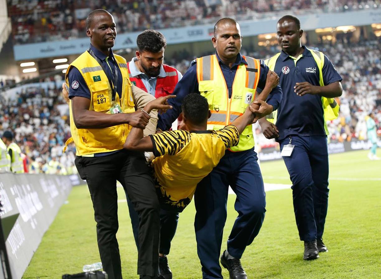 Otro aficionado fue sacado en brazos por los miembros de seguridad. Locura por Messi en Abu Dabi.