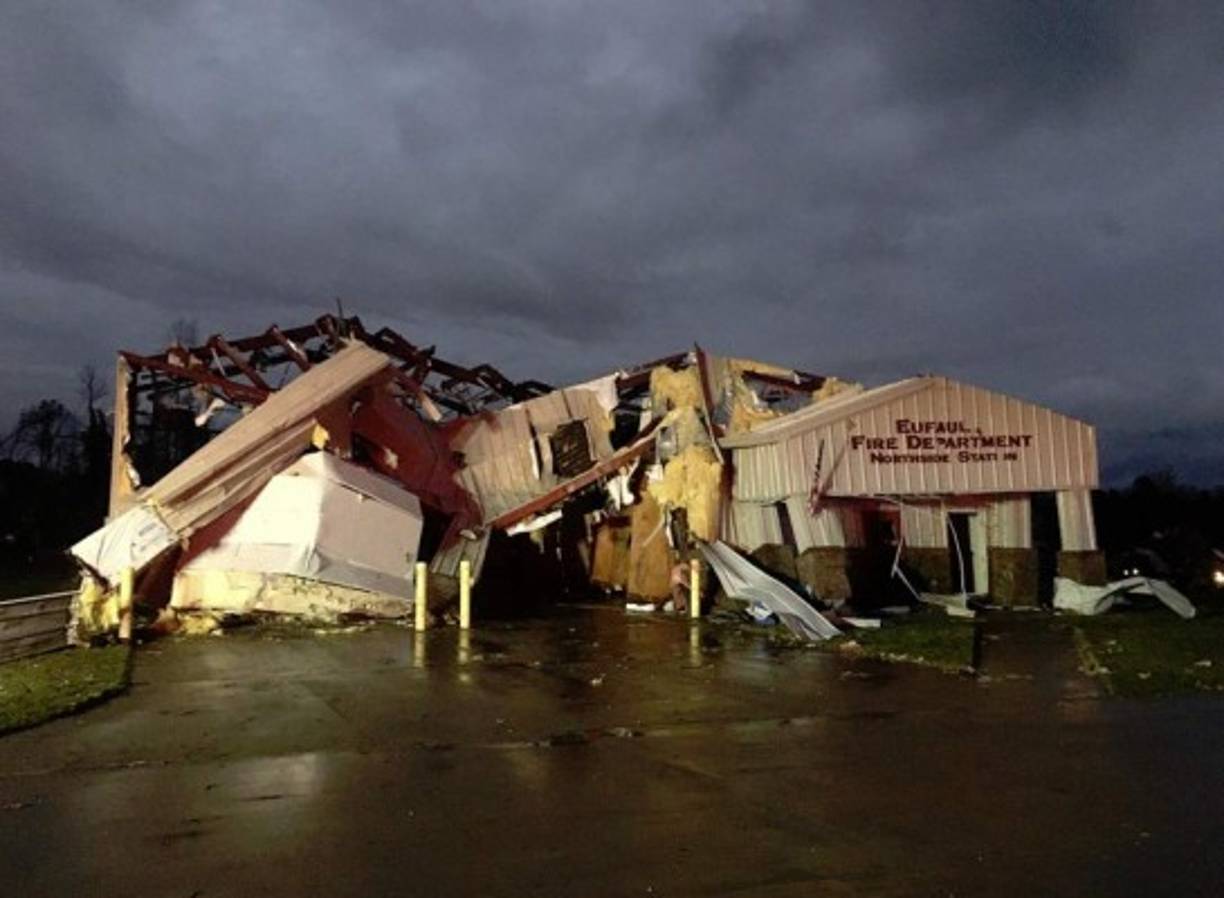 Las operaciones de rescate de los desaparecidos se suspendieron el domingo por la noche debido a las peligrosas condiciones climatológicas en la zona, pero Jones indicó que se reanudarían este lunes por la mañana.