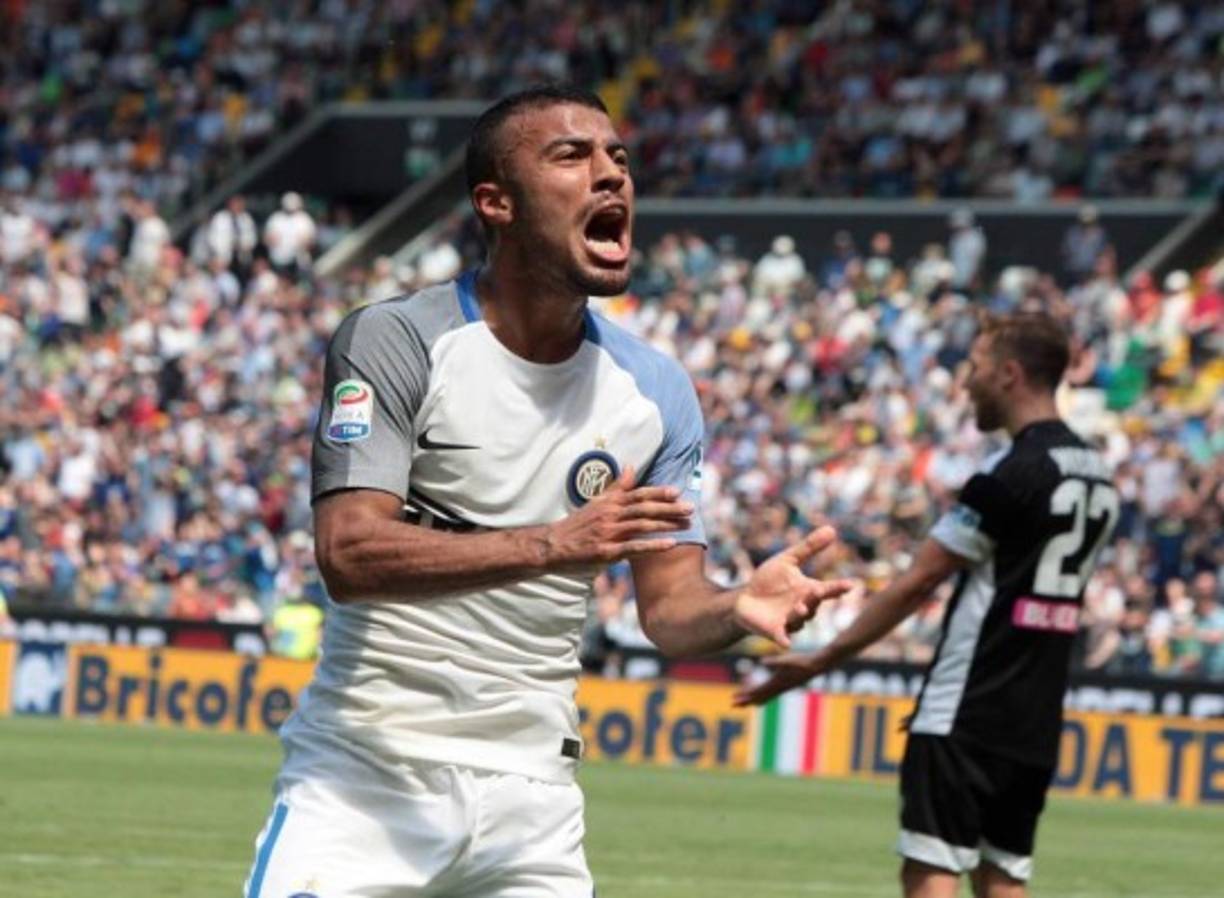 El futuro de Rafinha puede decidirse la semana que viene. Calciomercato asegura que será entonces cuando su padre y agente (Mazinho) se reúna con los dirigentes del Barça. El Inter lo quiere otro año cedido, pero el Barcelona está más por labor de venderlo por unos 40 millones de euros. El West Ham también lo tiene en su agenda según el Sport. Foto AFP