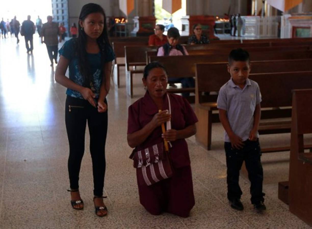 Los feligreses llegan a la Basilica para agradecer y cumplir las promesas realizadas a la Virgen de Suyapa.