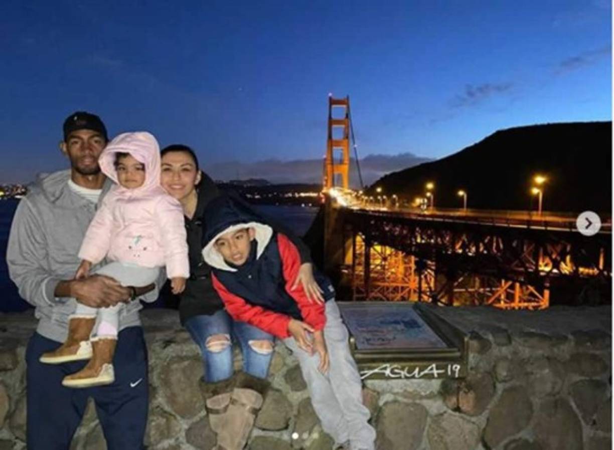 Jerry Bengtson, delantero del Olimpia, con su esposa Yarely Espinal y sus hijos en San Francisco, California.