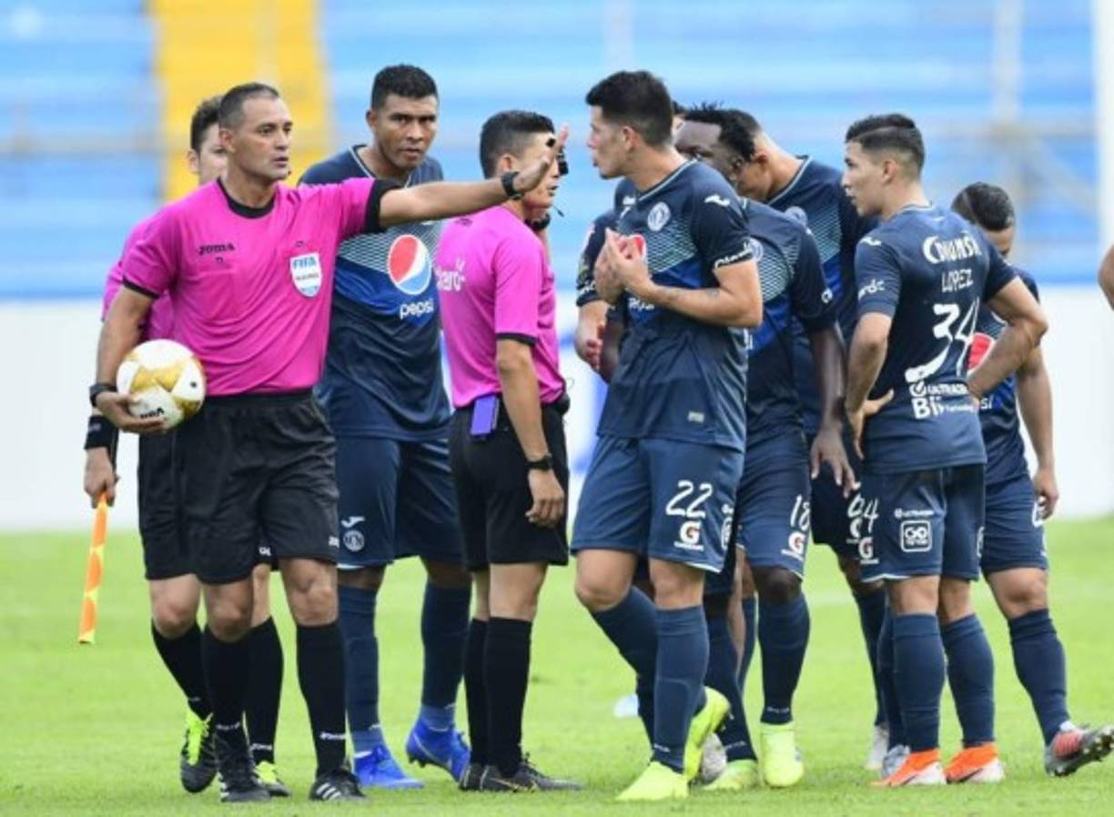Al final del primer tiempo, los jugadores del Motagua le reclamaron al árbitro Melvin Matamoros.