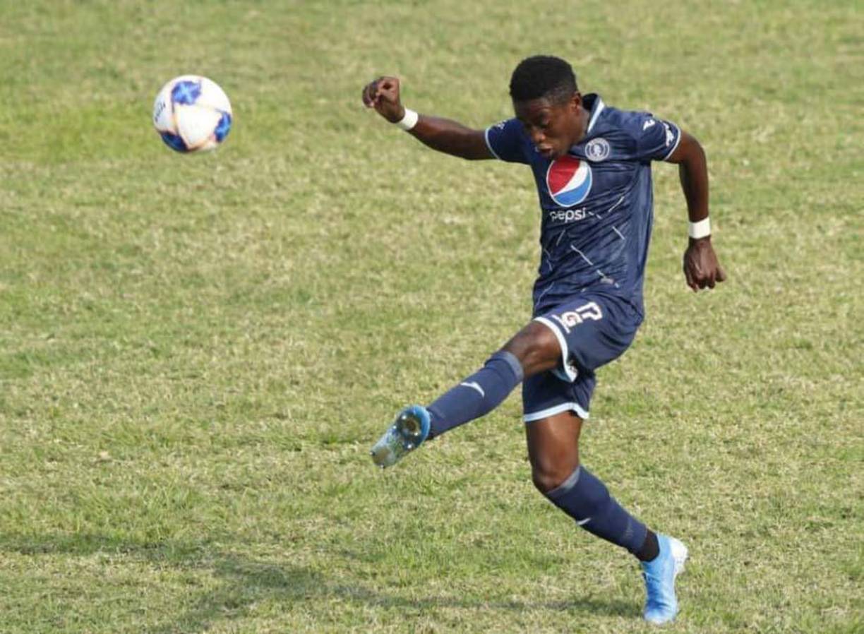 Wesly Decas: El propio Carlos Tábora dejó entrever que el defensor del Motagua podría ser una de las novedades en la primera convocatoria que realizará “Bolillo” Gómez.