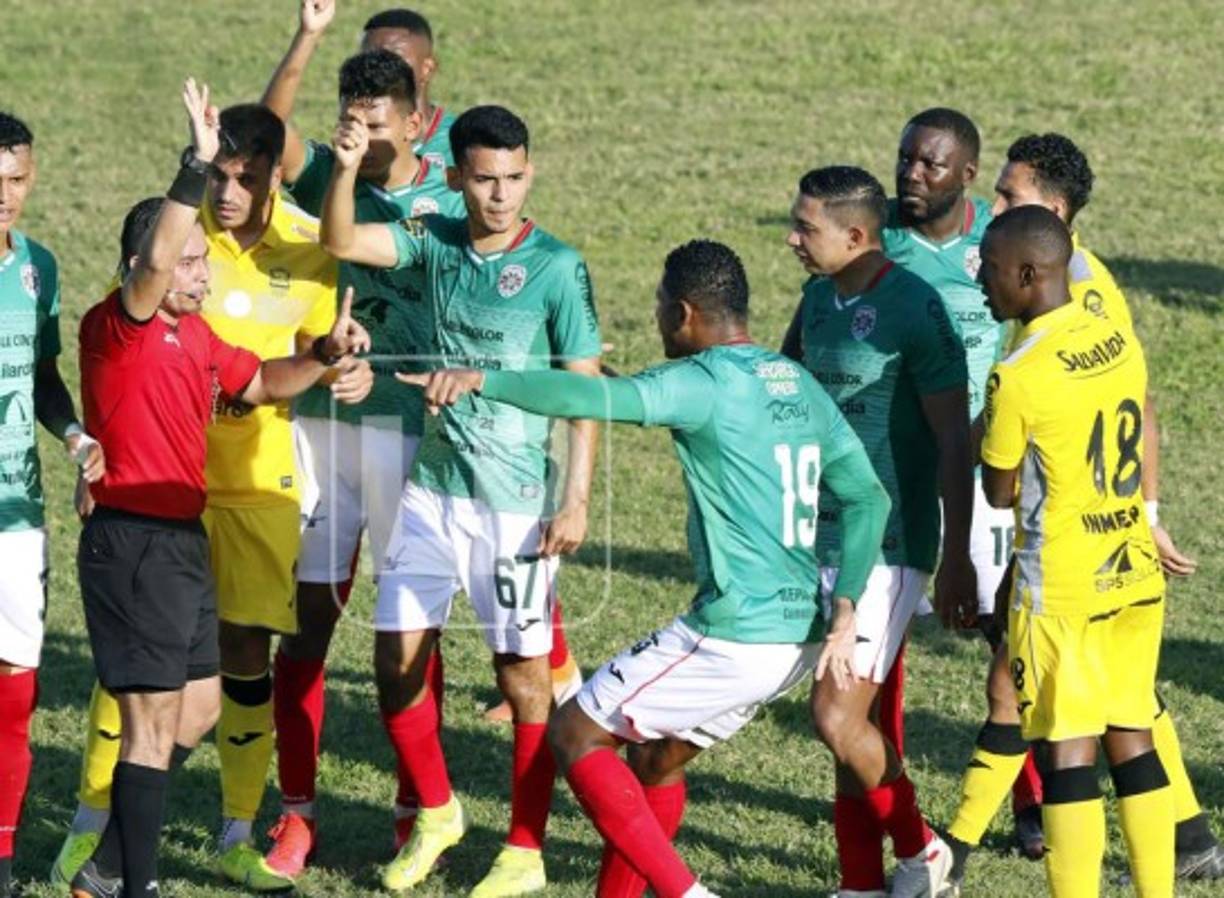 Reclamos de jugadores del Marathón al árbitro Héctor Rodríguez.